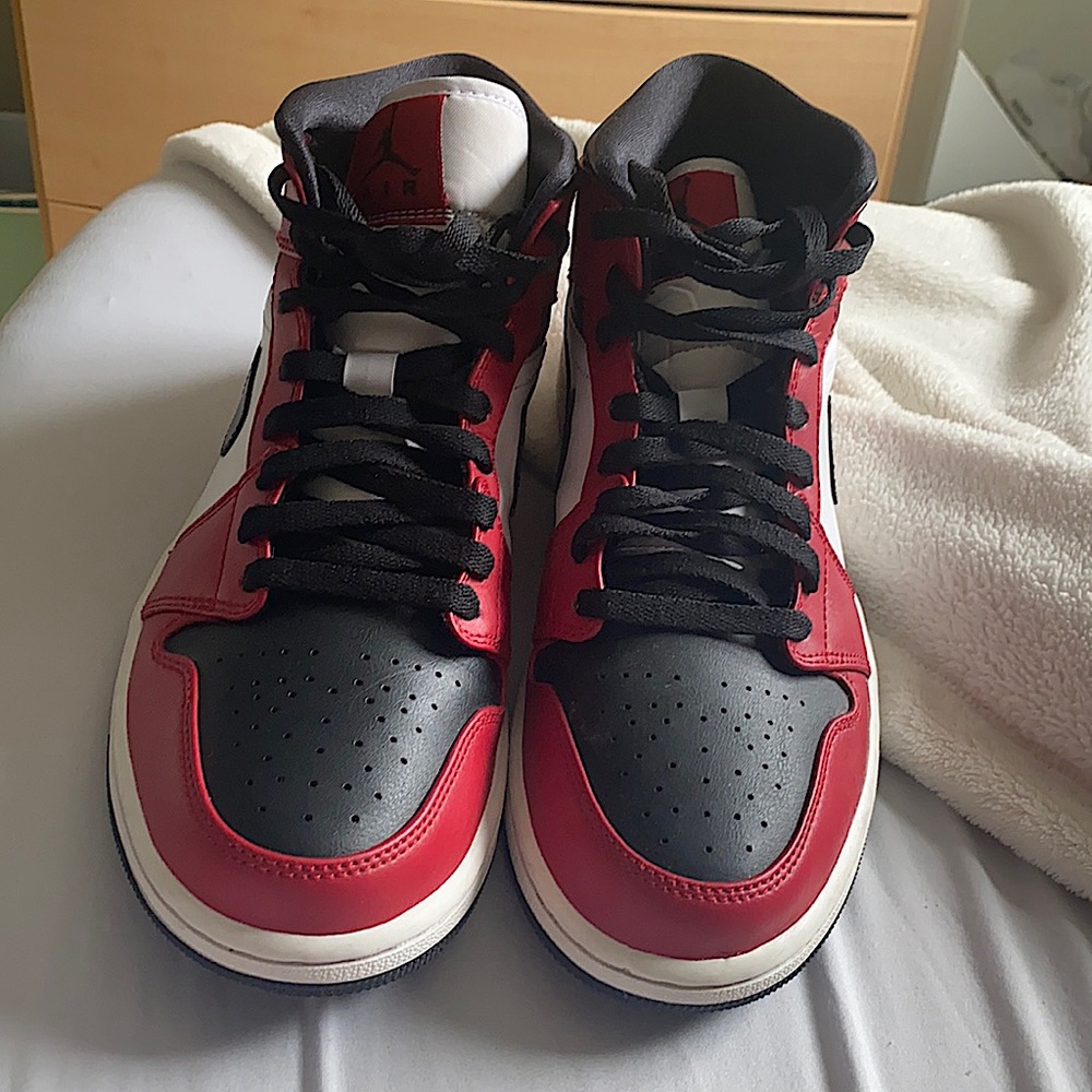 Jordon 1s mid Chicago black toe 2020